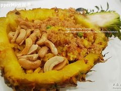 菠萝饭：菠萝肉都软烂了，估计反复使用的-星雅翠餐厅