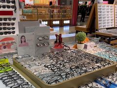 -美式眼镜·授权蔡司.依视路.尼康.豪雅.明月(人民广场店)