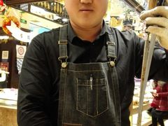送烤肉的小伙-比尔森巴西烤肉自助(红旗街店)