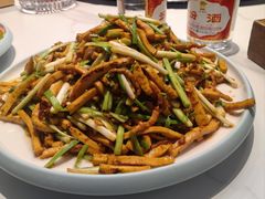 蒜苗炒豆叶-老街坊海鲜家常菜(新城路店)