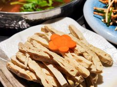 -伴山牛贵州黄牛肉火锅·苗疆非遗艺术餐厅(上海首店)