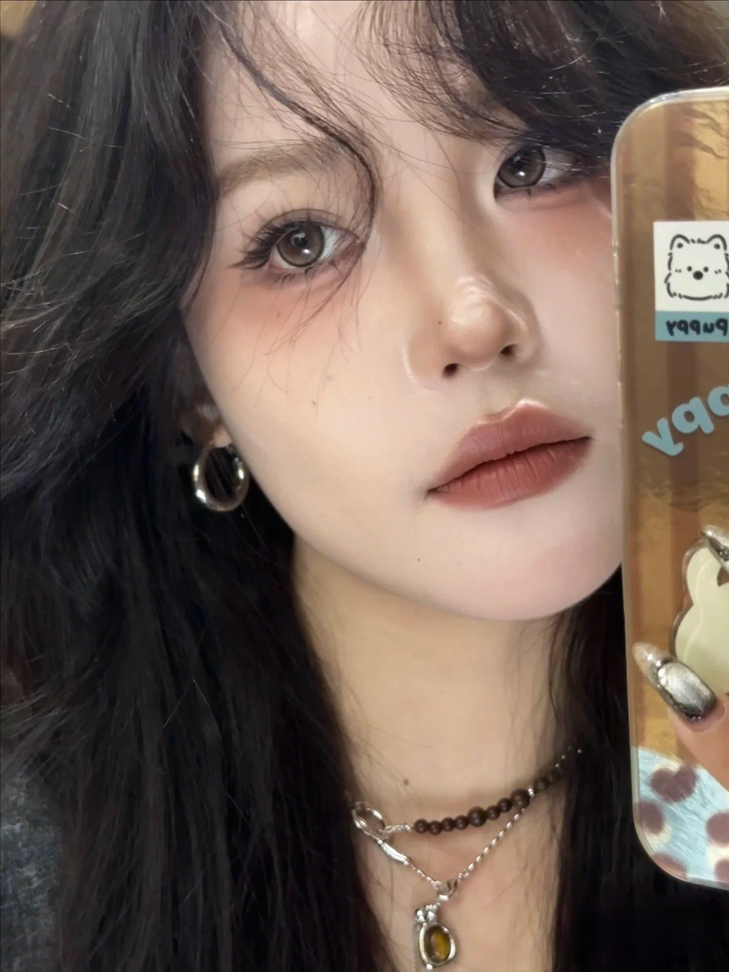 通过妆容色彩和线条的搭配,呈现出一种冷淡,疏离却又充满魅力的厌世感