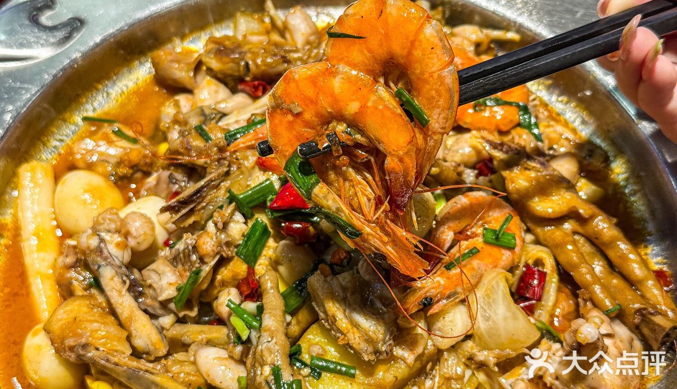 这么多年味道一直没变~点了牛蛙鸡爪和肉蟹煲 很入味