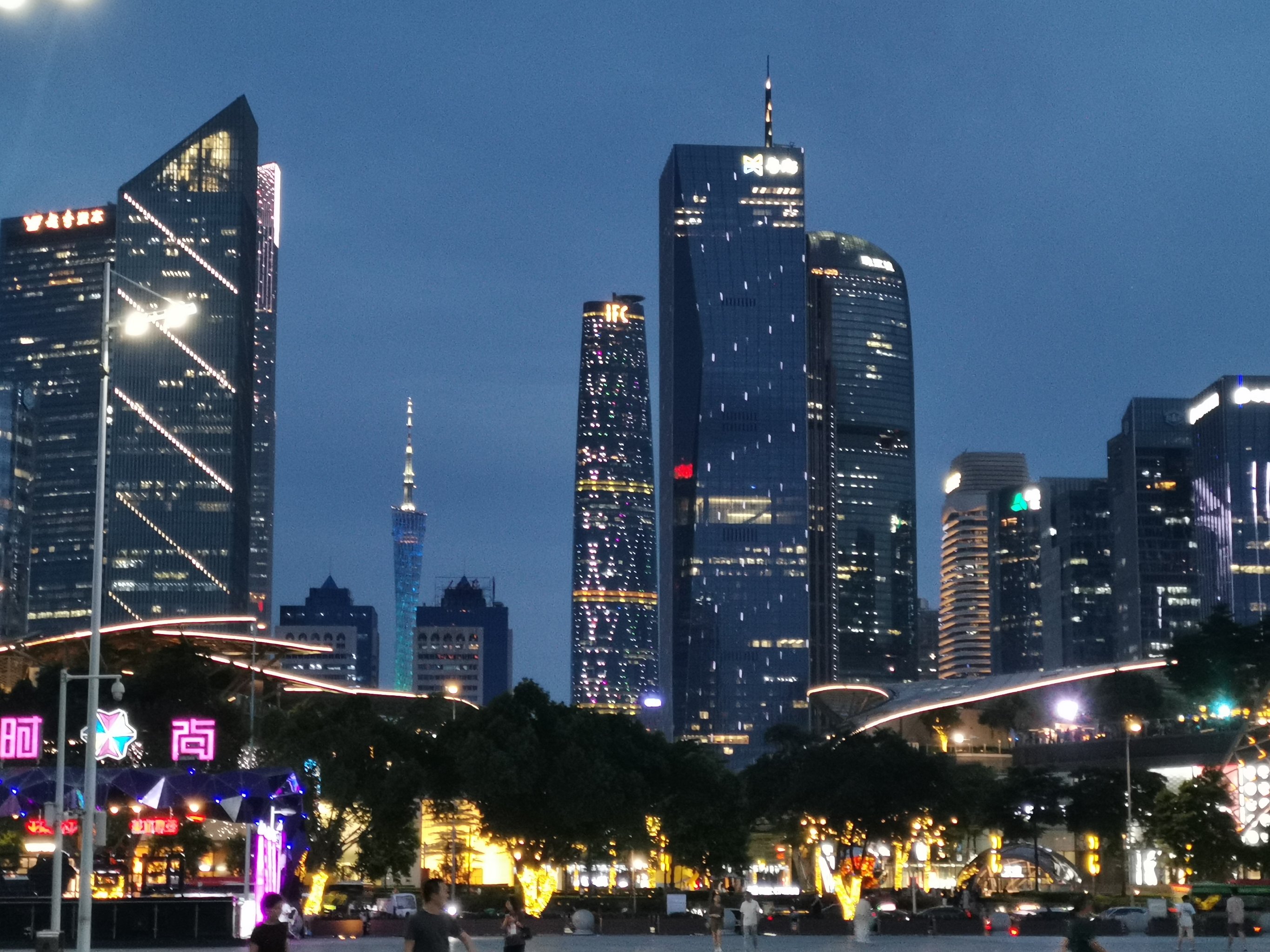 高层住宅夜景效果图图片