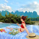 边看山景边泡澡太舒服啦！