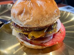 焦糖烤菠萝牛肉汉堡-魏斯理汉堡(西安沣东吾悦店)