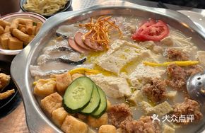 Pork Trotter and Tofu Flower Hot Pot