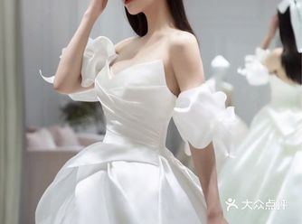 写了你名字的缎面抹胸婚纱