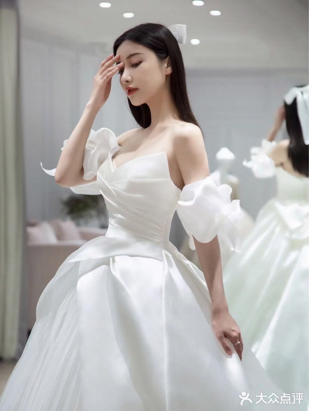 写了你名字的缎面抹胸婚纱