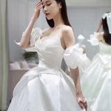 写了你名字的缎面抹胸婚纱
