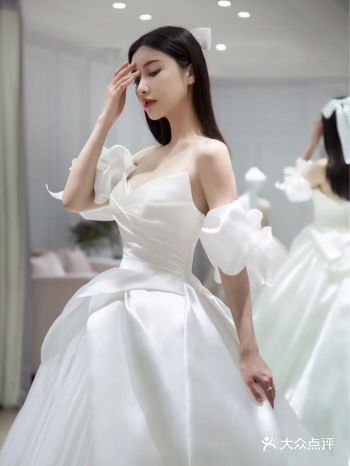 写了你名字的缎面抹胸婚纱