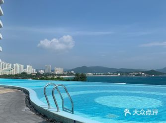 傲途格酒店三层的无边泳池