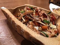 哈尼沾水鸡杂-老滇山寨•云南特色菜•地方菜•民族风情歌舞表演(金碧店)