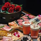 开在河岸的烤肉