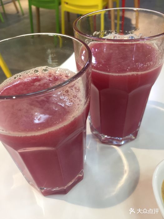 鲜榨火龙果雪梨汁