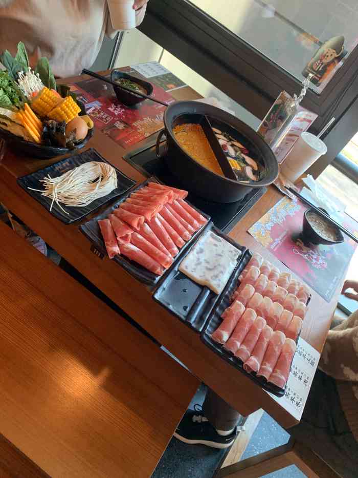 呷哺呷哺(方庄新城广场店)-"[环境]在新城广场四层,明亮干净,小料台.