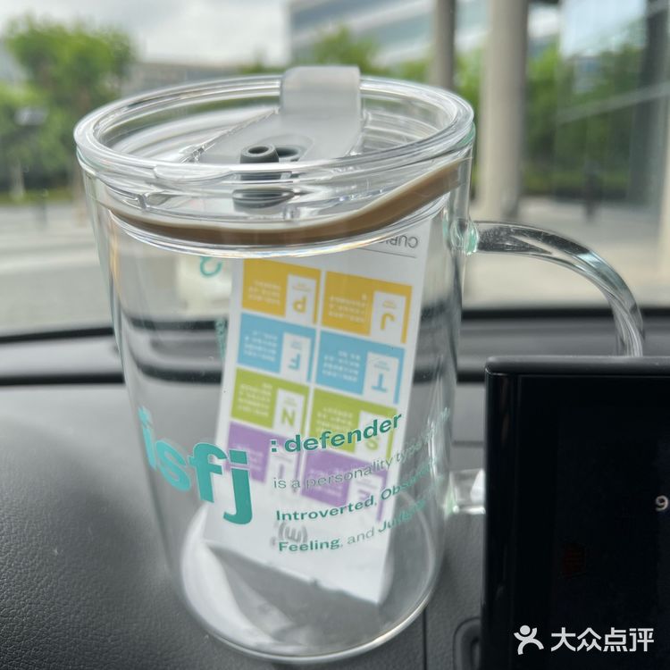 晚上调个鸡尾酒也绰绰有余。赠送的玻璃吸管也是极致环保