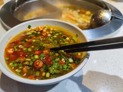 特色蘸碟配上原汤-吃城都·鱼蛙火锅(西玉龙街店)