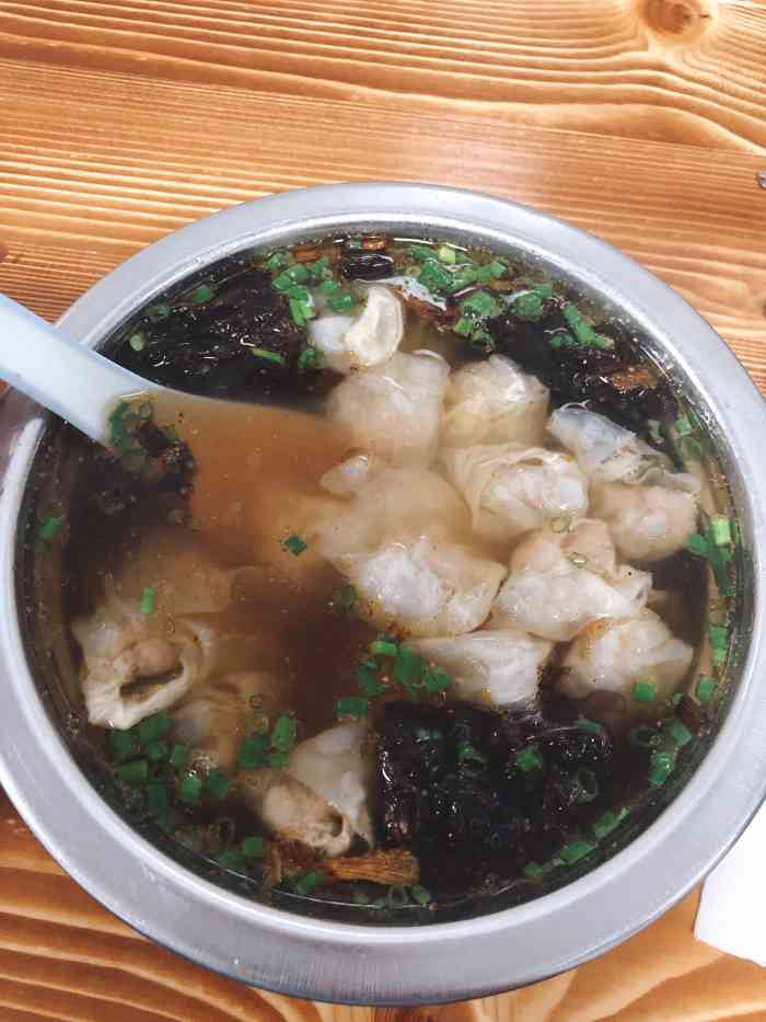 黄记大毛馄饨(福鼎老店)-"当地非常有特色的馄饨店,汤头里的紫菜有点.