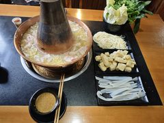 -果松木炭酸菜铜火锅·外婆参鸡汤