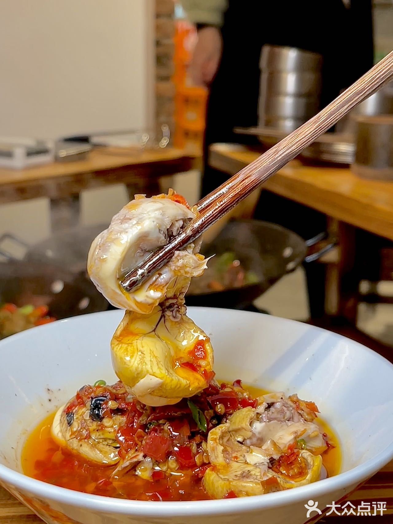 杭州这家店吃饭居然不用桌子，绝了！