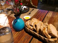 餐前面包-Carbon莫卡哆·意大利复古集市餐厅(杭州大厦店)