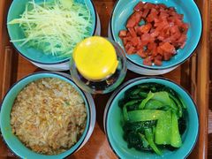 中间为恒顺蟹醋-朱鸿兴面馆(绿宝广场店)