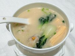 鲜腐竹斗白海鲜丸子汤-品海楼·大连海胆锅贴馆(东港店)