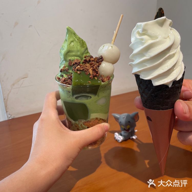 中国邮政开的咖啡店可盖各种纪念章甜点点了抹茶和北海道冰淇淋