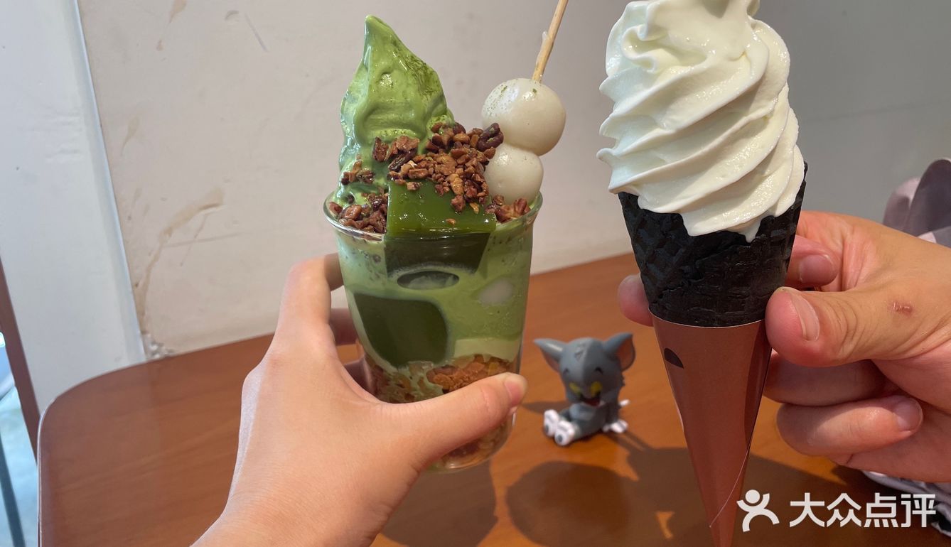 中国邮政开的咖啡店可盖各种纪念章甜点点了抹茶和北海道冰淇淋