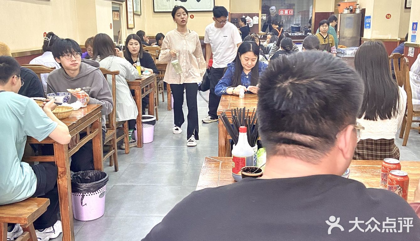 听我的！来西安第一顿吃大雁塔旁的虎子水盆羊肉