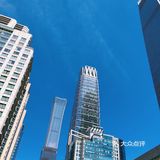 国贸三期在蓝天的映衬下更漂亮