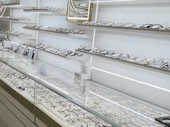 -美式眼镜·授权蔡司.依视路.尼康.豪雅.明月(南翔印象城店)