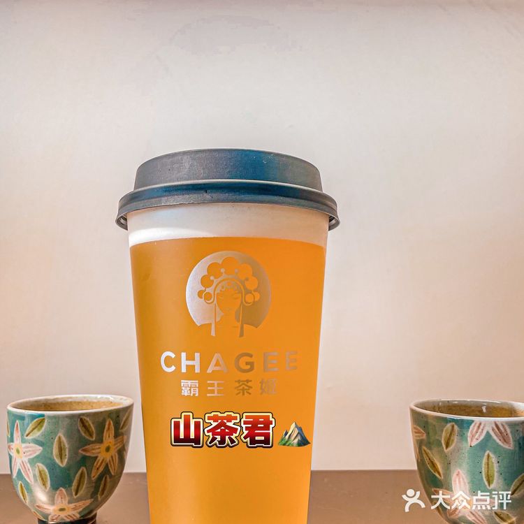 霸王茶姬红色山茶花，与君共品花茶香。