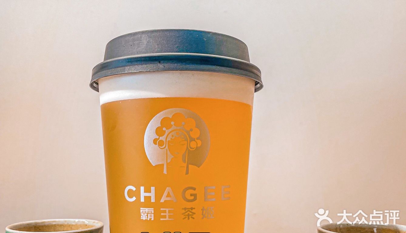 霸王茶姬红色山茶花，与君共品花茶香。