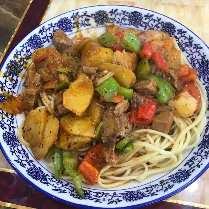 喜欢他家的羊肉拉面汤清淡但是味道不错