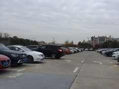 -奕欧来上海购物村停车场
