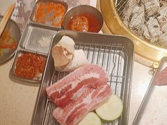 -蚂蚁洞·烤肉大营地(上海静安大悦城店)