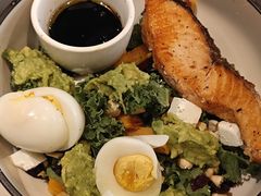 煎三文鱼牛油果羽衣甘蓝色拉-Wagas沃歌斯(枫蓝国际店)