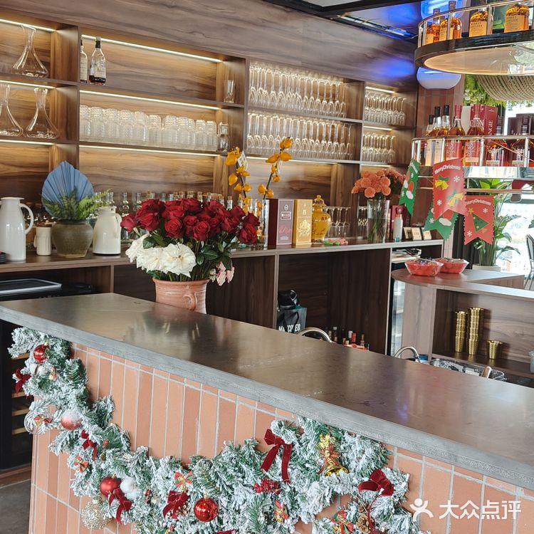 听说外国人都要来新粮仓过圣诞，还有假面舞会