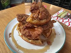 香辣炸鸡配华夫饼-悠航SLOWBOAT(三里屯店)