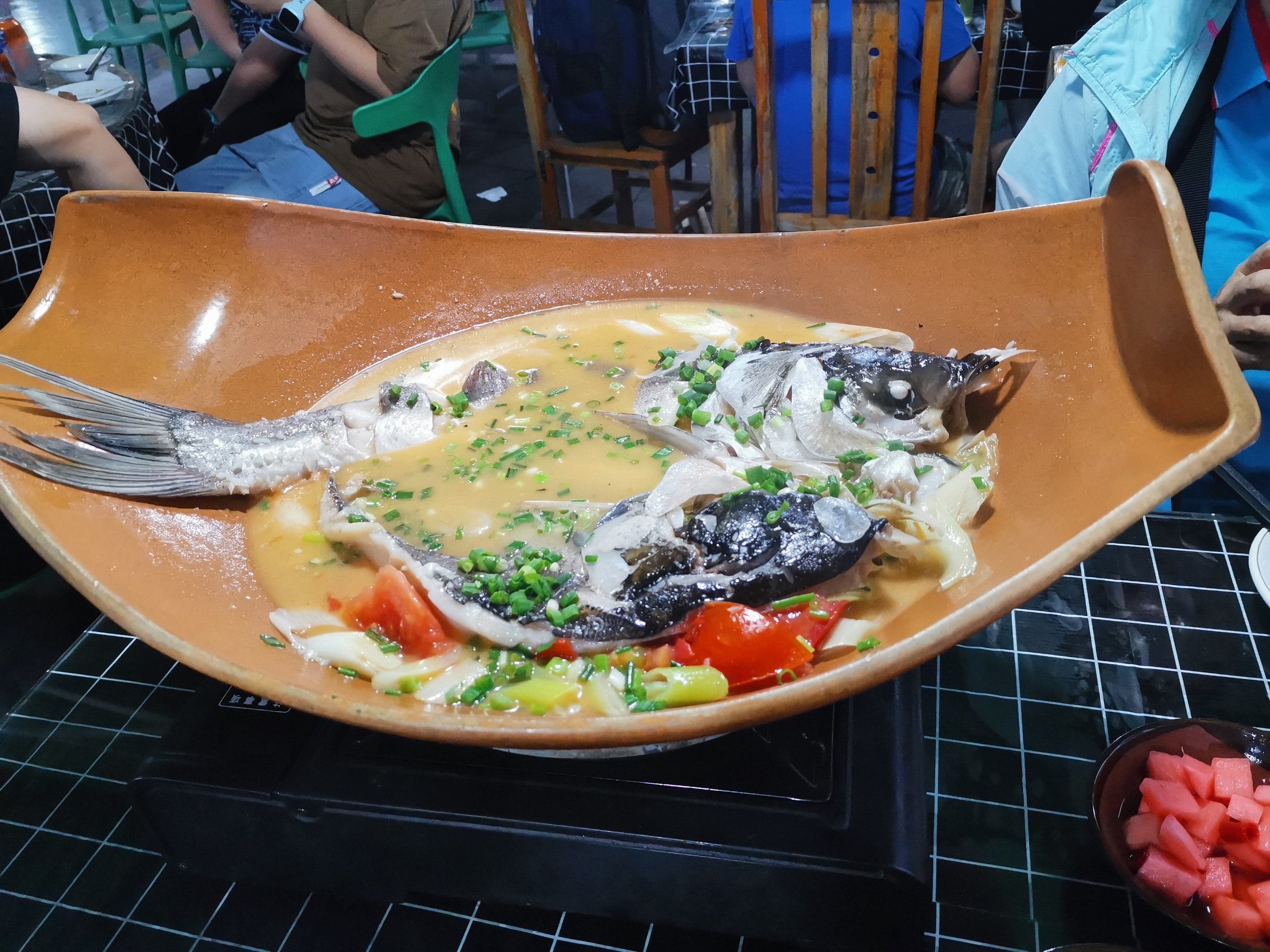 n
这个瓦罐鱼,用的是本地出产的雄鱼(也就是胖头鱼),是不是真的富