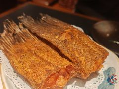 秘制炸鱼尾-阿里家·新疆烤肉酒場 by MIG