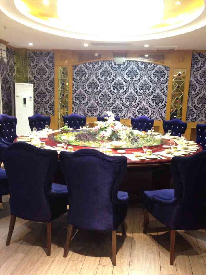 白云宾馆中餐厅-"很一般三个荤菜一个素菜234 香菜牛肉还.