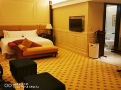 -深圳富苑皇冠假日套房酒店