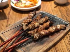 红柳羊肉串-阿里家·新疆烤肉酒場 by MIG
