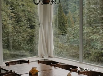 |住进秘境“小瑞士”房屋
