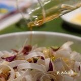 他说在腾冲的一个汉式古楼里被震惊到，一个婆婆一碗粉
