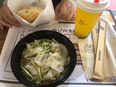 -荀记肉夹馍(三八家乐福店)