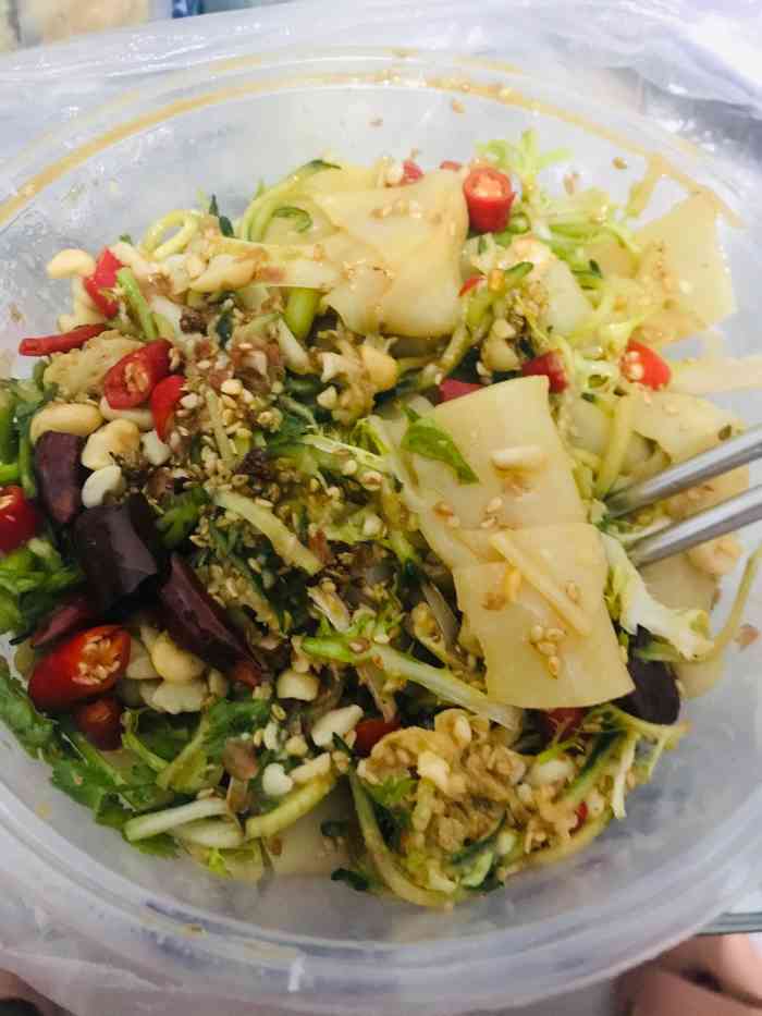 打分 打包了一份凉皮,回来又加了点花生米,完美